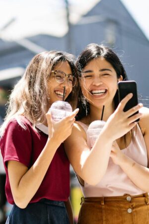 Instagram: Zwei Mädchen posieren für ein Selfie