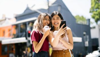 Instagram: Zwei Mädchen posieren für ein Selfie