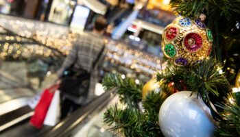 Der Handel hofft aufs Weihnachtsgeschäft - ist aber nicht besonders optimistisch. (Archivbild) Foto: Bernd von Jutrczenka/dpa