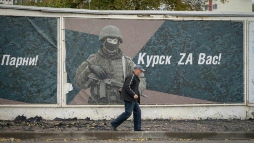 Straßenszene mit Soldat auf einem Plakat in Kursk – Soldaten aus Nordkorea laut USA an Kampfhandlungen beteiligt