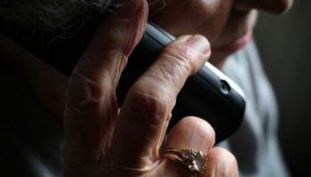 Die Polizei rät, bei Fragen am Telefon nach Geld misstrauisch zu sein. (Symbolfoto) Foto: Karl-Josef Hildenbrand/dpa