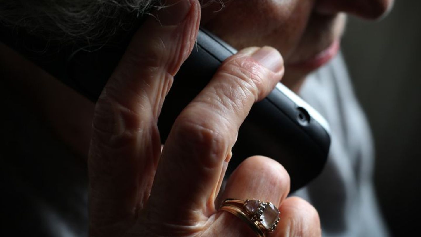 Die Polizei rät, bei Fragen am Telefon nach Geld misstrauisch zu sein. (Symbolfoto) Foto: Karl-Josef Hildenbrand/dpa