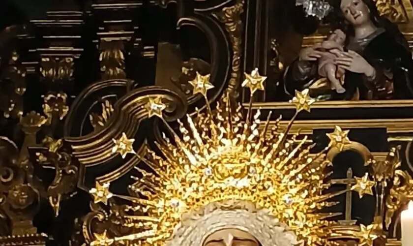 La Caridad del Baratillo, con la diadema de coronación de la Piedad