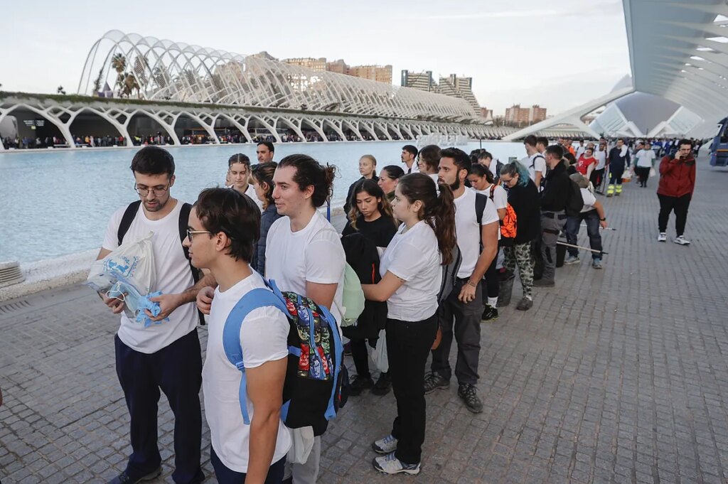 La Generalitat Valenciana coordina a los voluntarios y habilita una página web para organizar las ayudas: "Somos muchos y es mejor que nos organicen"