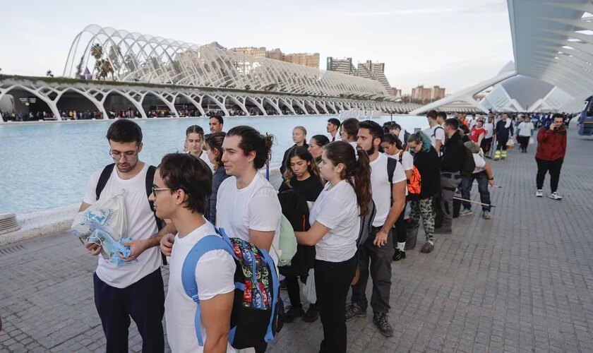 La Generalitat Valenciana coordina a los voluntarios y habilita una página web para organizar las ayudas: "Somos muchos y es mejor que nos organicen"