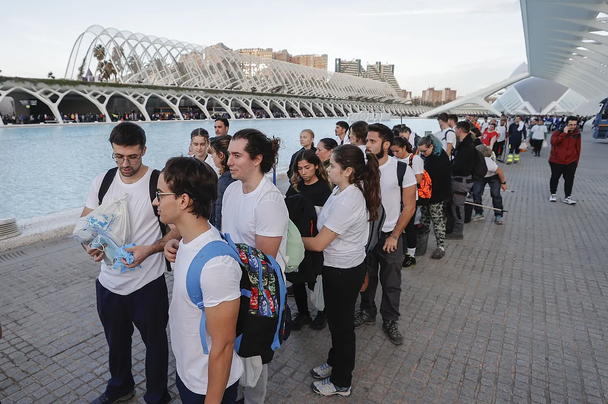 La Generalitat Valenciana coordina a los voluntarios y habilita una página web para organizar las ayudas: "Somos muchos y es mejor que nos organicen"