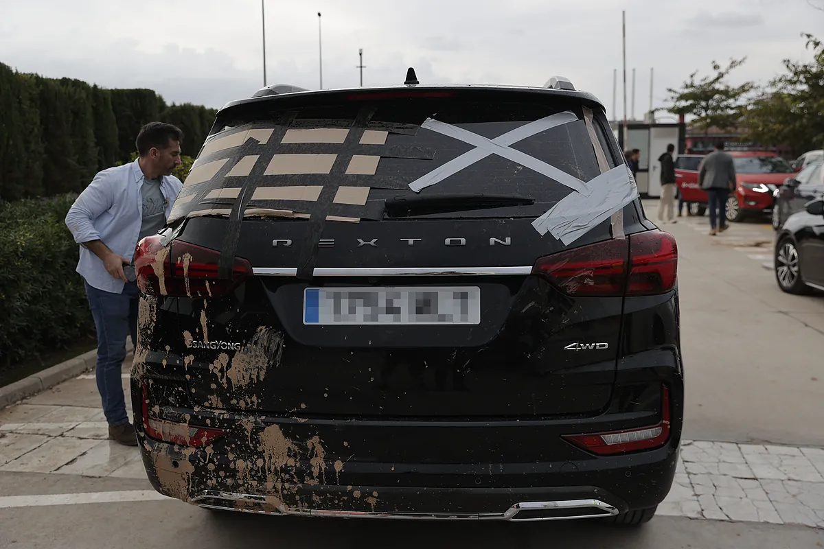 La Guardia Civil detiene a un vecino de Paiporta por golpear con un palo el coche de Sánchez durante la visita con los Reyes