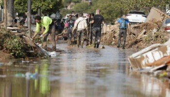 La Guardia Civil rescata a un discapacitado enfermo en cama varios días atrapado por el agua tras la DANA