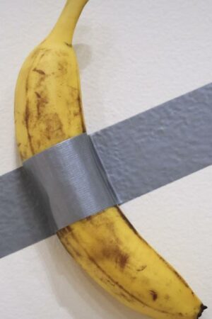 La banane de Maurizio Cattelan  proclamée œuvre d'art vendue 6,2 millions de dollars à New York