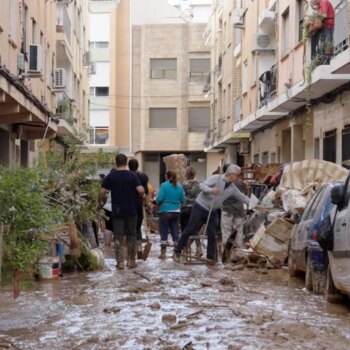 La tarde que nunca se olvidará en Catarroja, el último pueblo al que ha llegado la ayuda: «Pensé que no volvería a ver a mis padres»