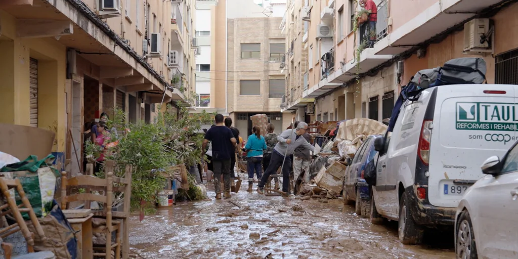 La tarde que nunca se olvidará en Catarroja, el último pueblo al que ha llegado la ayuda: «Pensé que no volvería a ver a mis padres»