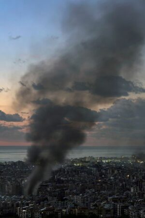 Die israelische Luftwaffe flog bis kurz vor dem Inkrafttreten der vereinbarten Waffenruhe heftige Angriffe in Beirut. Foto: Bila