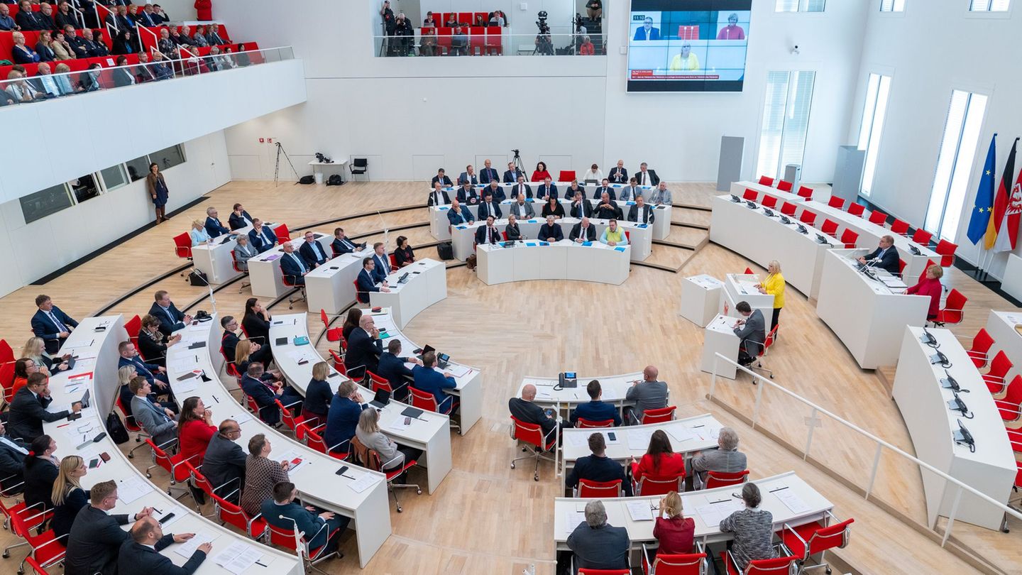 Für den Brandenburger Landtag gibt es bisher eine automatische Erhöhung der Diäten. (Archivbild) Foto: Soeren Stache/dpa;POOL/dp