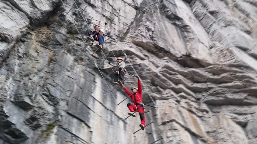 L’angoissante via ferrata « Tianti », la nouvelle attraction la plus populaire de Chine située à 1 500 m d’altitude