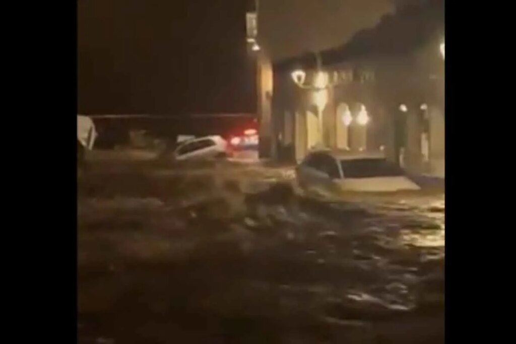 Las fuertes lluvias causan inundaciones en Cadaqués (Girona) y arrastran decenas de coches