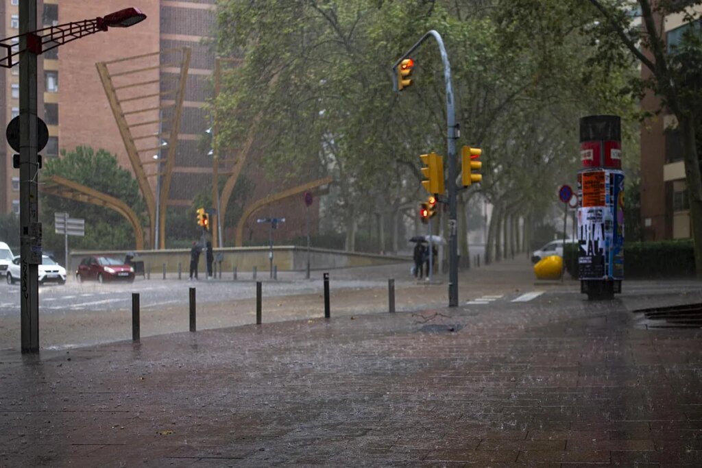 Las lluvias torrenciales en Barcelona y Tarragona provocan la suspensión de Rodalies, cancelaciones de vuelos en El Prat y tramos de autopistas inundados