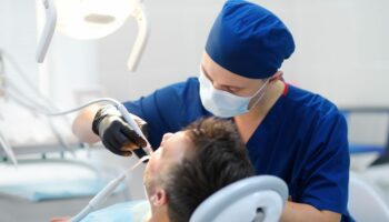 Le dentiste qui posait des questions à ses patients pendant leur détartrage enfin radié