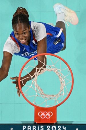 Le dunk de Dominique Malonga, un grand pas pour le basket au féminin