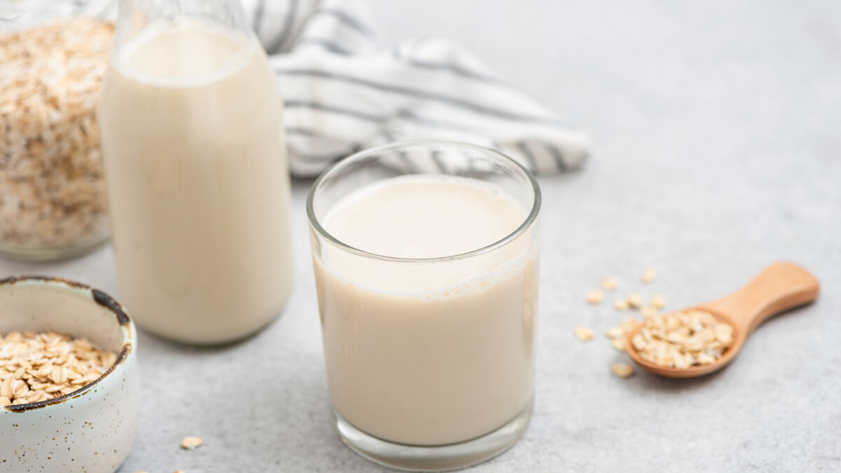 Le lait d’avoine, de plus en plus à la mode : que vaut cette boisson sur le plan écologique et nutritionnel ?