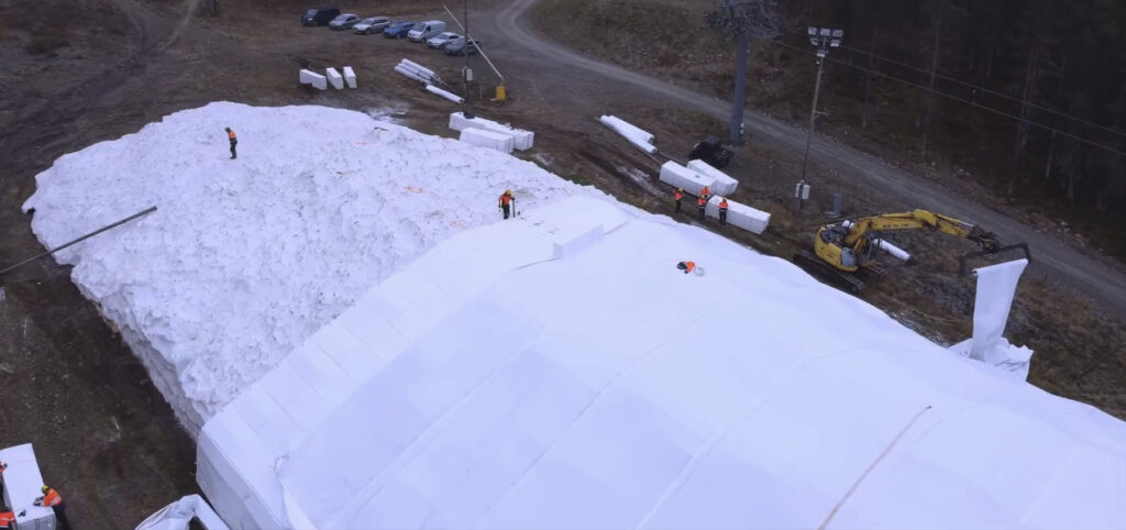 Le «snow farming», une solution miracle pour les stations de ski en manque de neige?