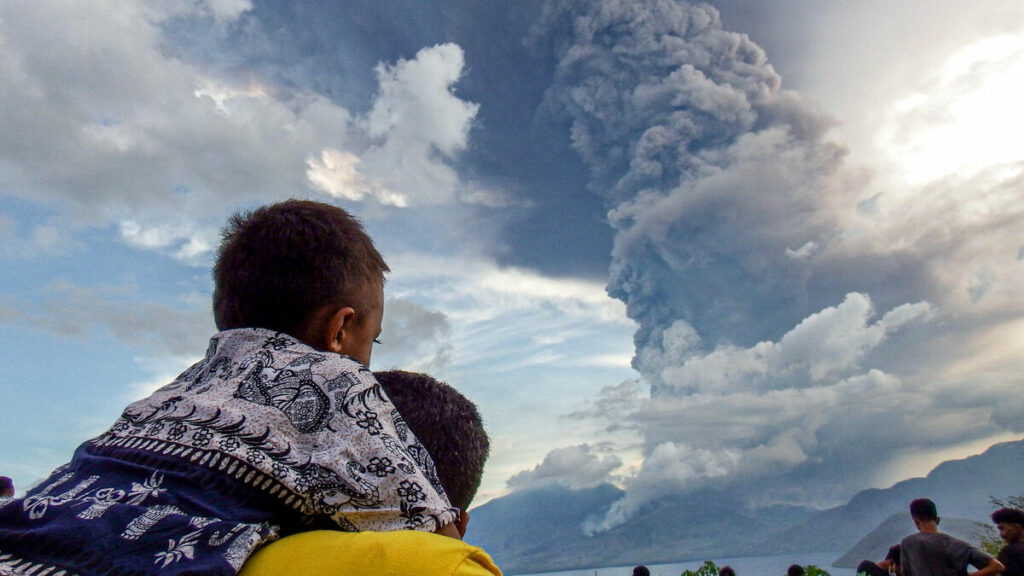 Le volcan indonésien Laki-Laki est une nouvelle fois entré en éruption ce samedi