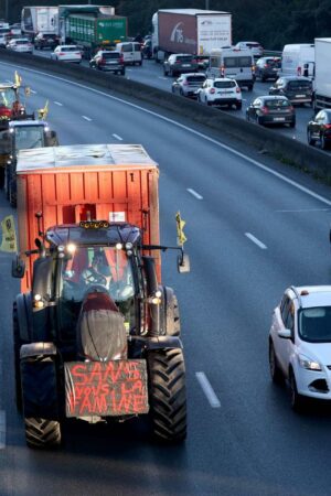 Les agriculteurs ont débloqué le port de commerce de Bordeaux et une centrale d’achats de Leclerc dans les Landes