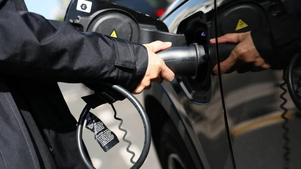 Les aides pour l’achat d’une voiture électrique revues largement à la baisse : ce qui va changer