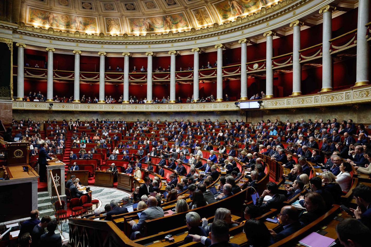 Les députés rejettent la partie recettes du budget 2025, fortement remaniée par la gauche lors de son examen à l’Assemblée nationale