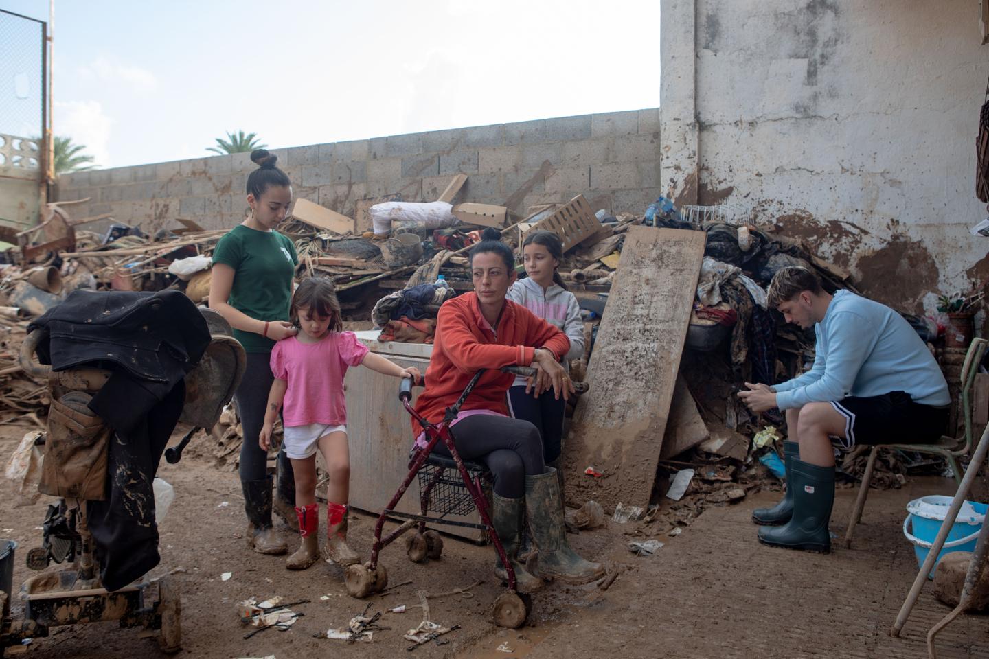 Les inondations en Espagne dans l’œil de Loyola Pérez de Villegas Muñiz : « Entrer chez quelqu’un qui a tout perdu représente un énorme défi photographique »