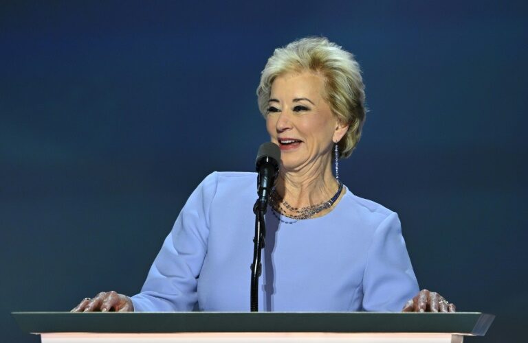 Linda McMahon: L'ex-patronne du catch américain nommée ministre de l'Éducation par Trump