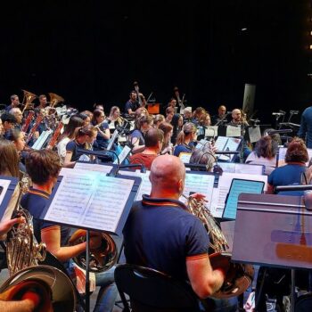 L’orchestre amateur des Portes de l’Essonne joue avec le célèbre compositeur espagnol Oscar Navarro