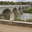 Los Bomberos de Córdoba rescatan de madrugada a un hombre tras caer al Guadalquivir desde el Puente de San Rafael