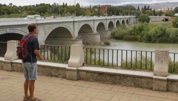 Los Bomberos de Córdoba rescatan de madrugada a un hombre tras caer al Guadalquivir desde el Puente de San Rafael