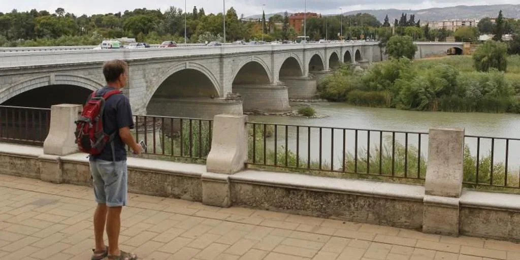 Los Bomberos de Córdoba rescatan de madrugada a un hombre tras caer al Guadalquivir desde el Puente de San Rafael