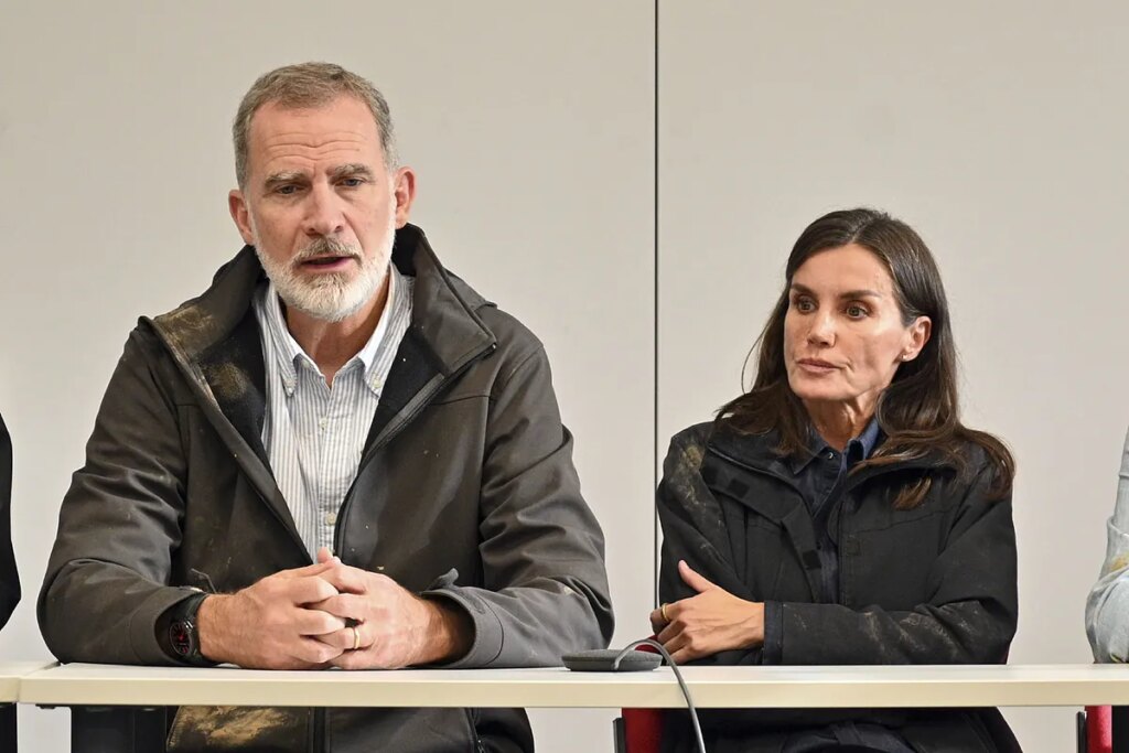 Los Reyes Felipe y Letizia retoman sin Sánchez la visita a la 'zona cero' de la Dana