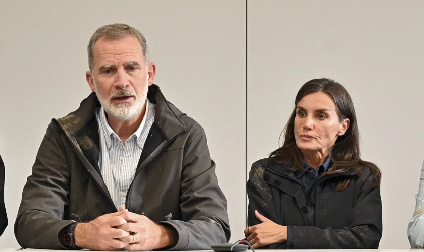 Los Reyes Felipe y Letizia retoman sin Sánchez la visita a la 'zona cero' de la Dana