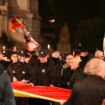 Los antidisturbios cargan en Ferraz contra una turba de ultras de extrema derecha que trataba de alcanzar la sede del PSOE