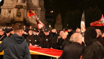 Los antidisturbios cargan en Ferraz contra una turba de ultras de extrema derecha que trataba de alcanzar la sede del PSOE