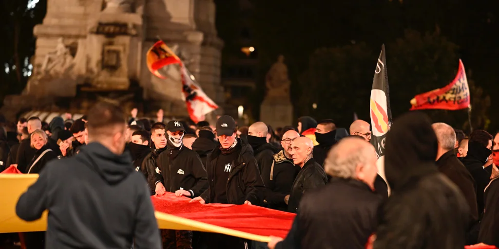 Los antidisturbios cargan en Ferraz contra una turba de ultras de extrema derecha que trataba de alcanzar la sede del PSOE