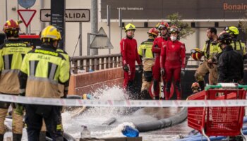 Los equipos de rescate no encuentran ningún cadáver tras achicar el agua en el parking del Centro Comercial Bonaire