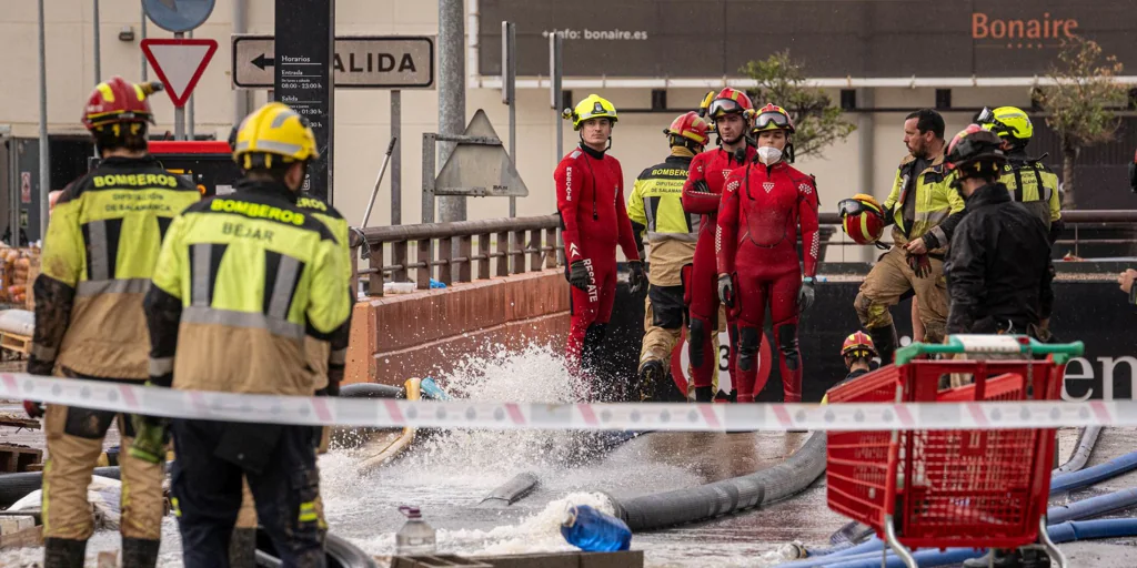 Los equipos de rescate no encuentran ningún cadáver tras achicar el agua en el parking del Centro Comercial Bonaire