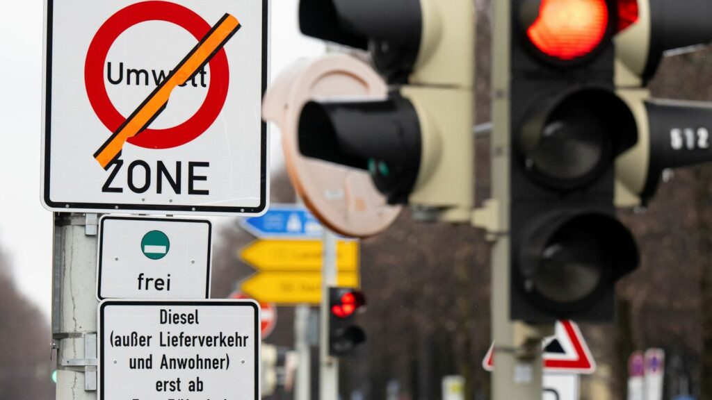 Der Stadtrat muss entscheiden, ob und wie das Diesel-Fahrverbot verschärft wird. Foto: Sven Hoppe/dpa