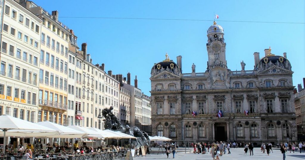 Lyon : le maire écologiste Grégory Doucet en opération séduction auprès des commerçants et artisans