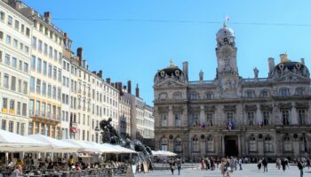 Lyon : le maire écologiste Grégory Doucet en opération séduction auprès des commerçants et artisans