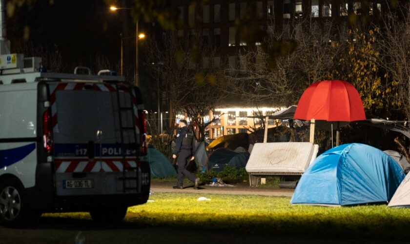 "Ma petite sœur a froid tout le temps": Des profs en grève pour que les enfants ne dorment pas dans la rue