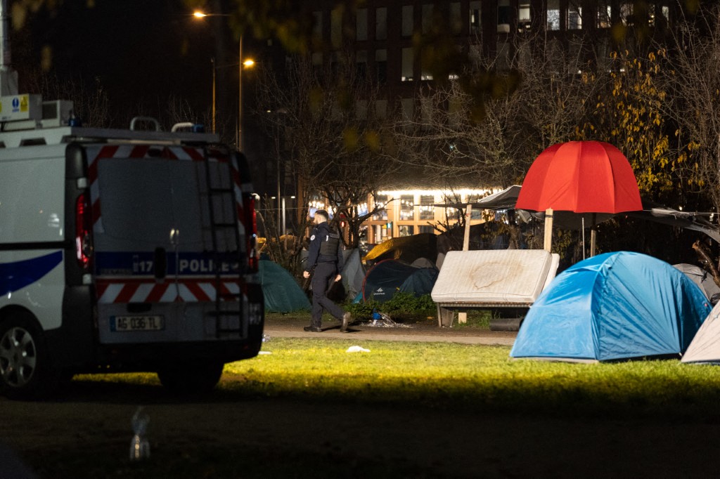 "Ma petite sœur a froid tout le temps": Des profs en grève pour que les enfants ne dorment pas dans la rue