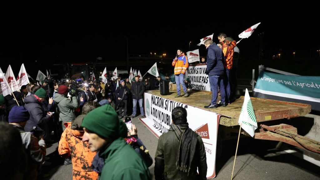 « Manu, arrête le Mercosur, ça rend sourd ! » : en Île-de-France, la mobilisation des agriculteurs a commencé