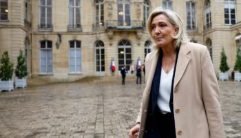 « Marine Le Pen cultive le rôle de faiseuse de roi, celle qui tient entre ses mains le sort de Michel Barnier »