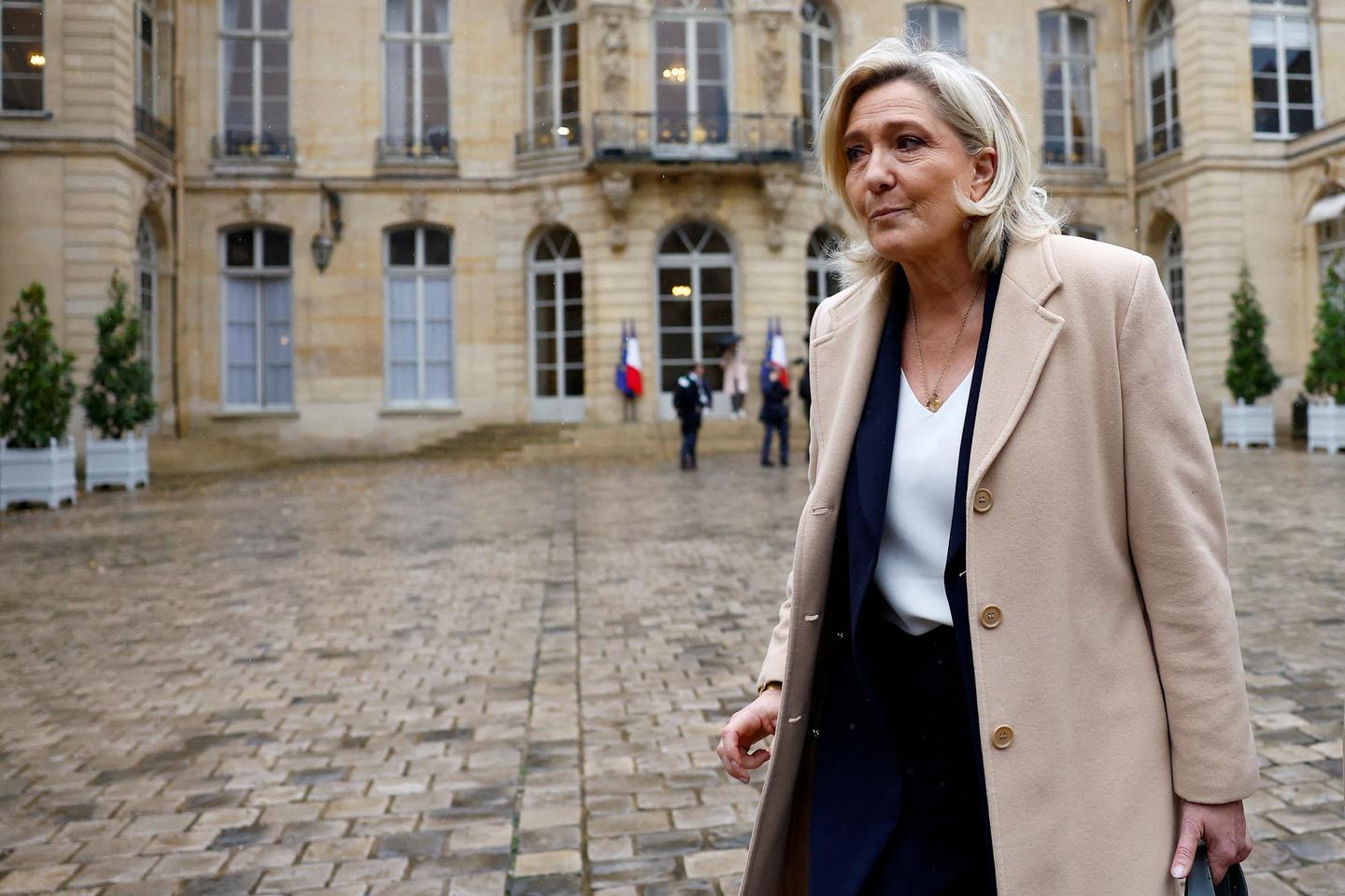 « Marine Le Pen cultive le rôle de faiseuse de roi, celle qui tient entre ses mains le sort de Michel Barnier »