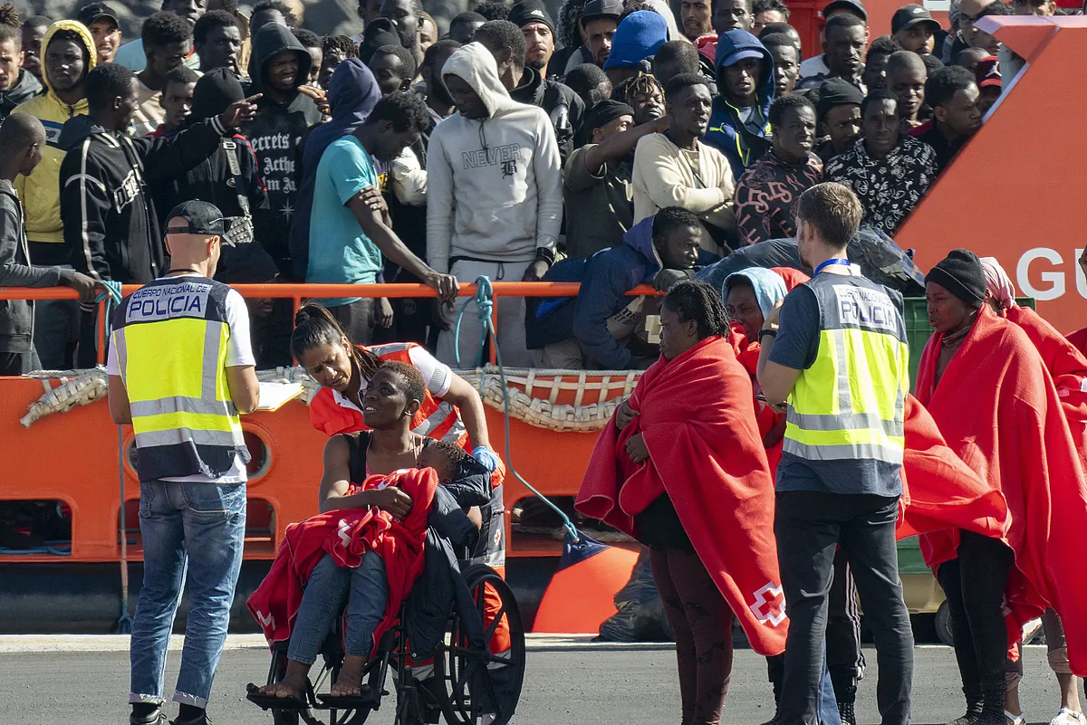 Más de 1.000 inmigrantes alcanzan Canarias desde el viernes a bordo de 14 cayucos